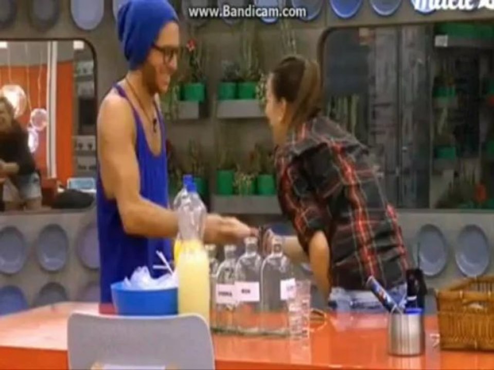 Kris y Soni hablando en la fiesta [01-05-13]