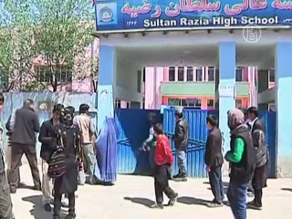 Более 150 афганских школьниц, возможно, отравили