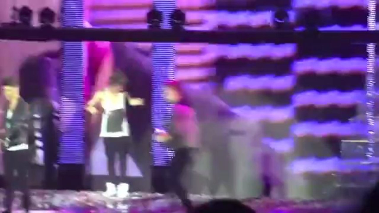 Live While We're Young - One direction @ Paris, Bercy - YouTube