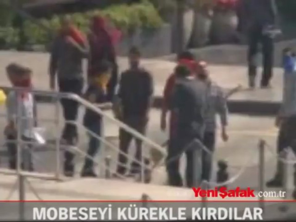 Mobeseyi kürekle kırdılar