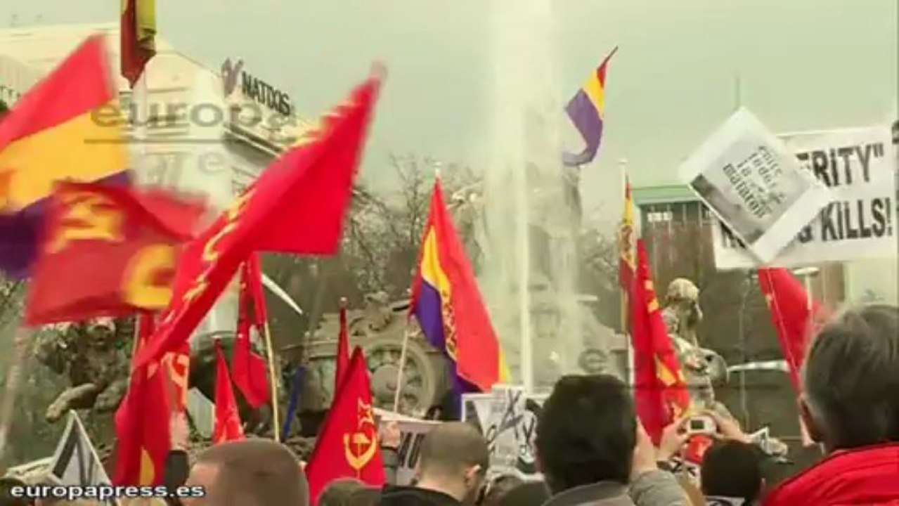 Manifestante coloca bandera republicana en la Cibeles