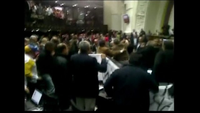 Plusieurs députés blessés dans un affrontement au Parlement vénézuéien