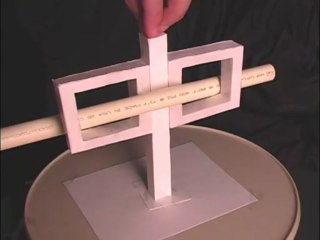 La belle illusion des bâtons insérés dans 2 trous placés sur un même plan