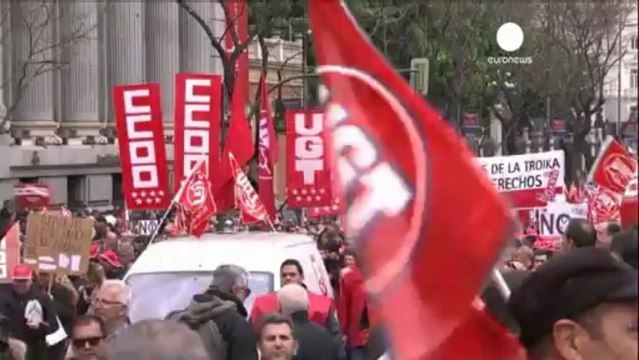 Spagna: in piazza per chiedere un cambiamento delle...