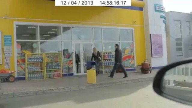 Un policier demande un autographe à Vera Brezhneva