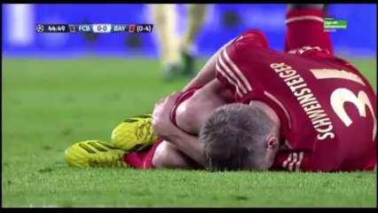 Amarilla a Dani Alves por una fuerte entrada sobre Schweinsteiger
