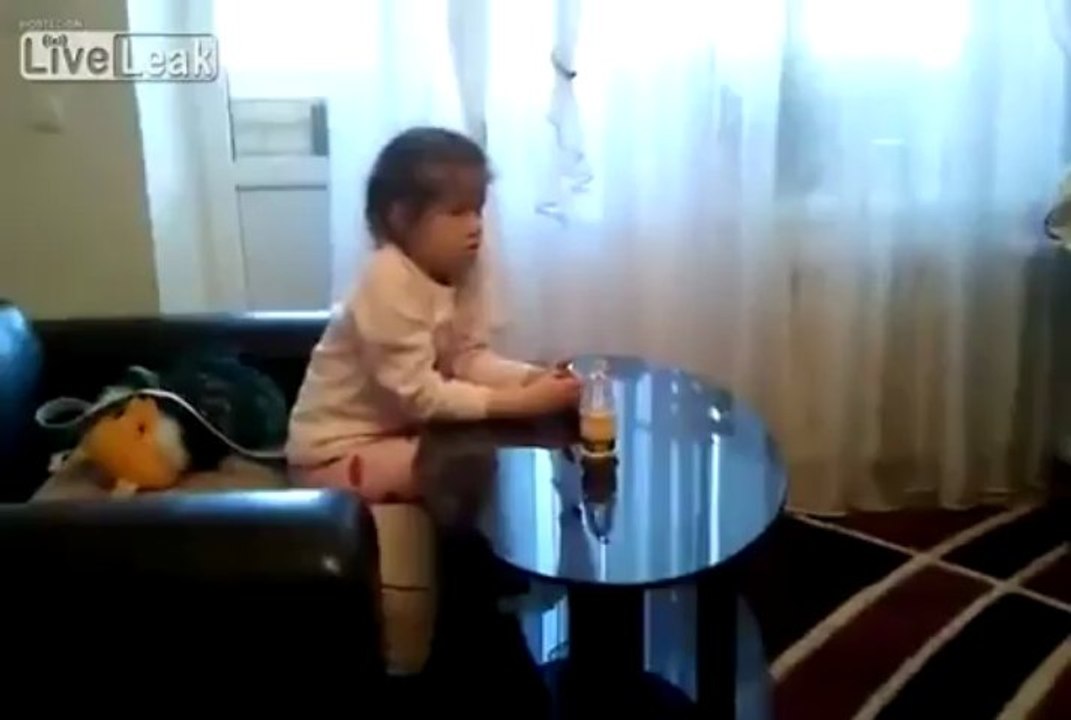 Դիտում է երեխան