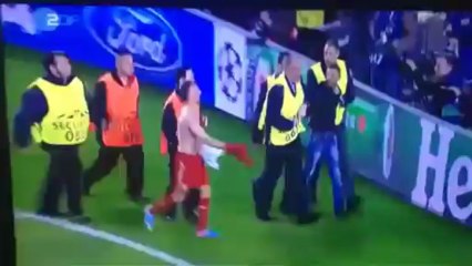 Franck Ribery Gives his Jersey to Fan when security reject him out - Barcelona 0-3 Bayern München
