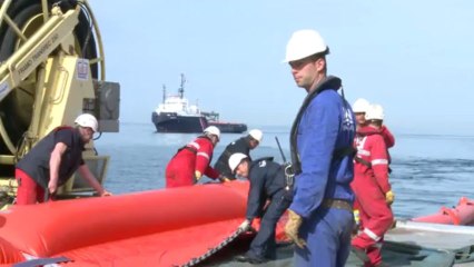 Entraînement franco-algérien de lutte anti-pollution au large de Toulon
