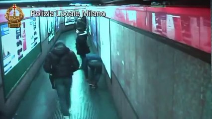 Скачать видео: Milano - Operazione NTTP polizia locale - Borseggi in metropolitana (01.05.13)