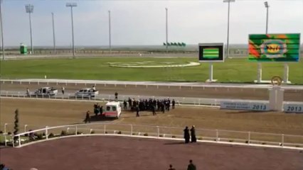 Le président turkmène chute de cheval