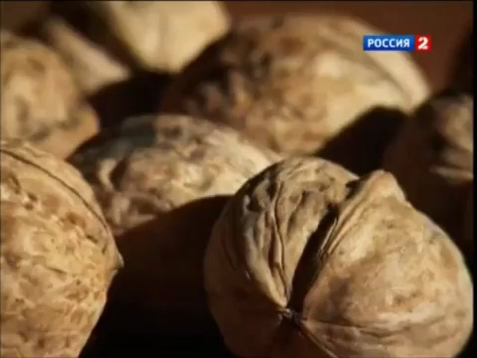 Denis Cyplenkov arrive à exploser des noix à la force de ses doigts