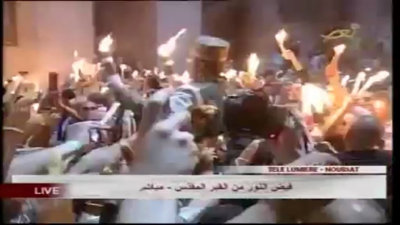 Sortie de la Sainte Lumière du tombeau du Christ à l'Église du Saint-Sépulcre à Jérusalem 04/05/2013