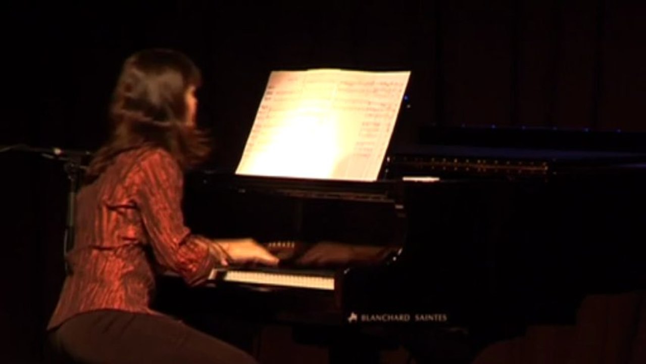 Anne Sylvestre en concert, accompagnée par Nathalie Miravette