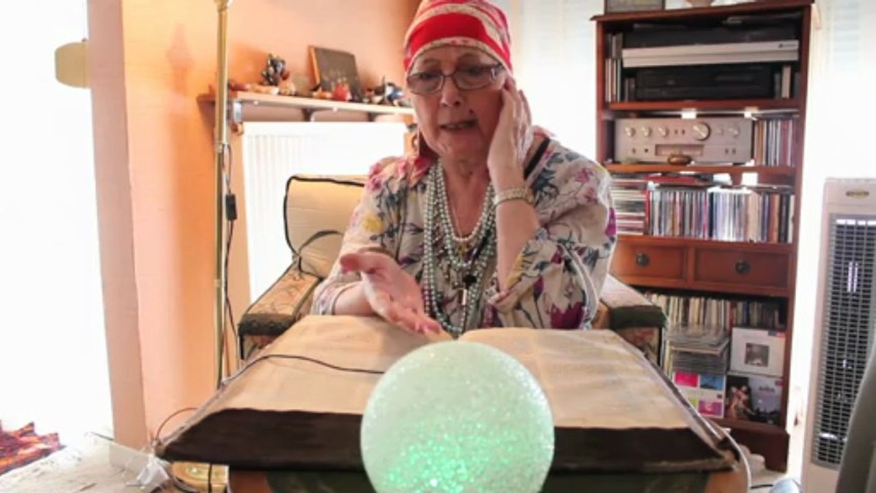 Léa lit Cosmo : Ce mois-ci, Léa a tout compris à la voyance...