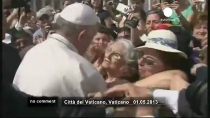 Bébé réfractaire à un baiser du pape... - no comment