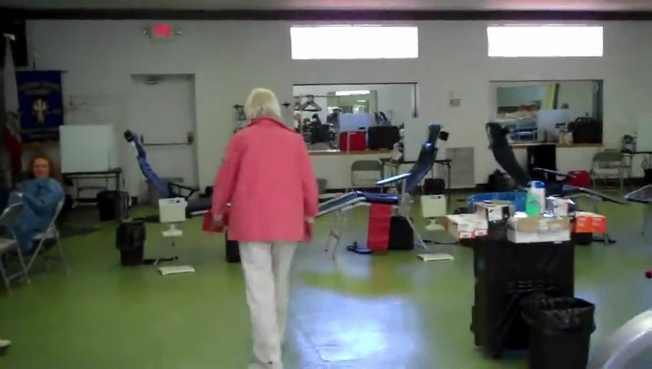 Mamie de 90 ans fait un double backflip