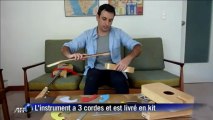 Une guitare à trois cordes pour apprendre aux enfants