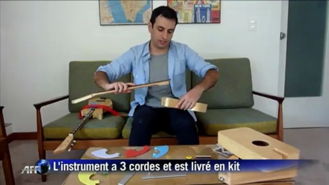 Une guitare à trois cordes pour apprendre aux enfants