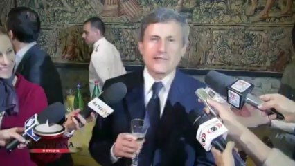 Alemanno brinda con i cronisti, nel 2013 le notizie vi cadranno addosso