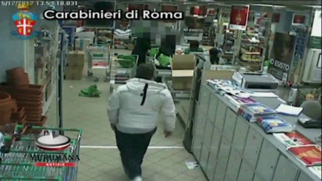 Rapina un supermercato all'Eur. All'uscita trova i CC che lo arrestano
