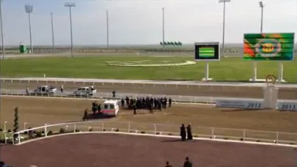 Le président turkmène chute de cheval