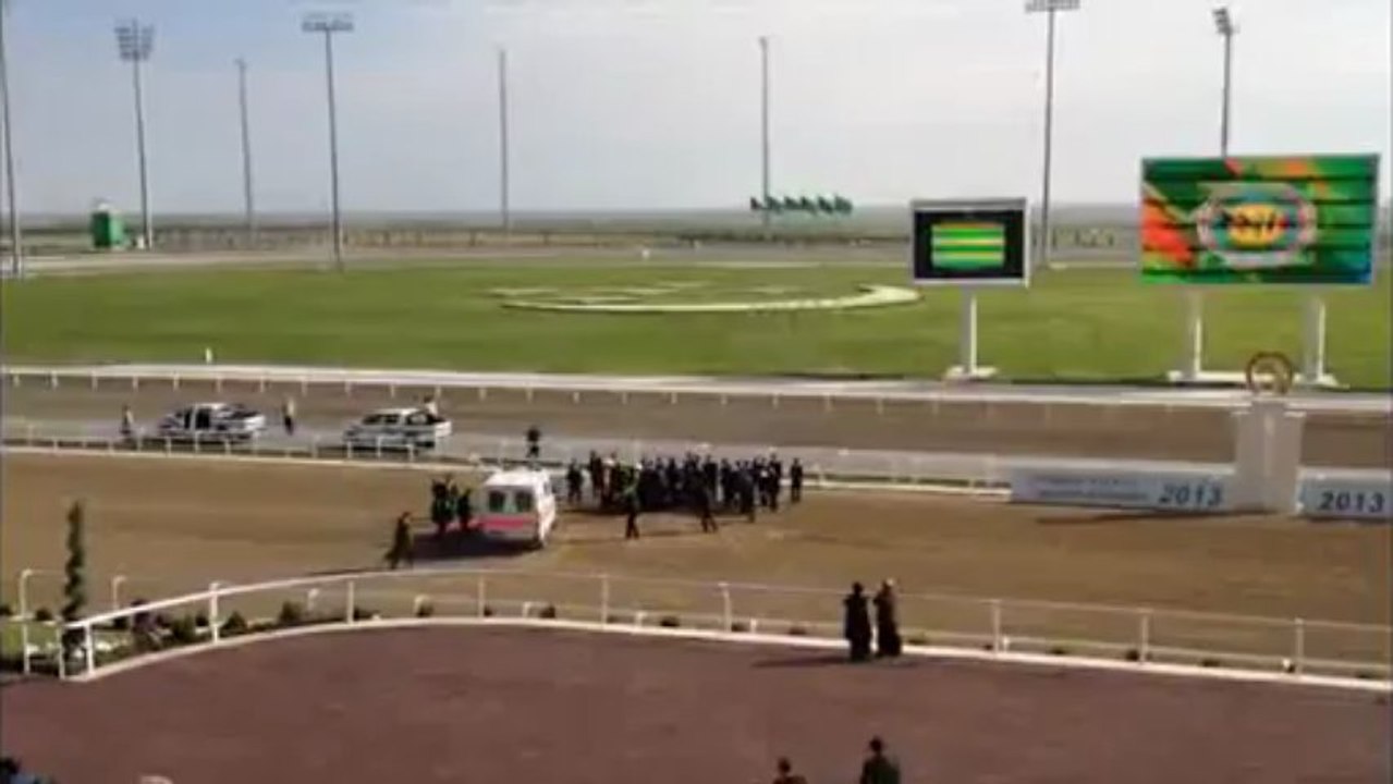 Le président turkmène chute de cheval