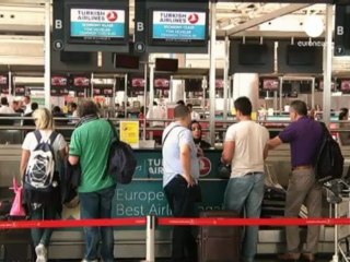 No al rossetto rosso per le hostess, Turkish Airlines...