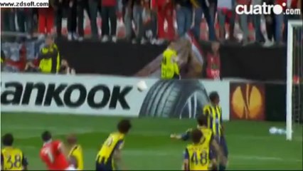 Cardozo dispara fuerte y fuera por poco