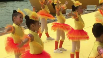 Patito gigante nada en Hong Kong