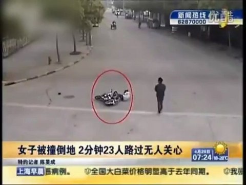 Femme tombe du scooter heurté par un chien