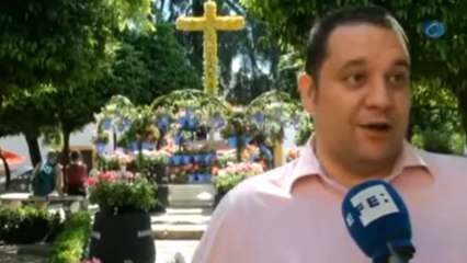 Luz y color para unas cruces que rinden un homenaje a los patios en Córdoba