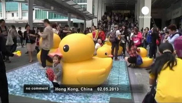 Un petit canard géant flotte à Hong Kong - no comment