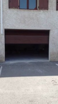 Porte de garage sectionnelle plafond type G60 faux bois chêne foncé, Trend sans poignée extérieure motorisée et posée par APG Accès Portes de Garage