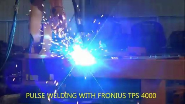 Eurobots -Isola di saldatura con ROBOT KUKA KR15/2 con FRONIUS TPS 4000 e posizionatore