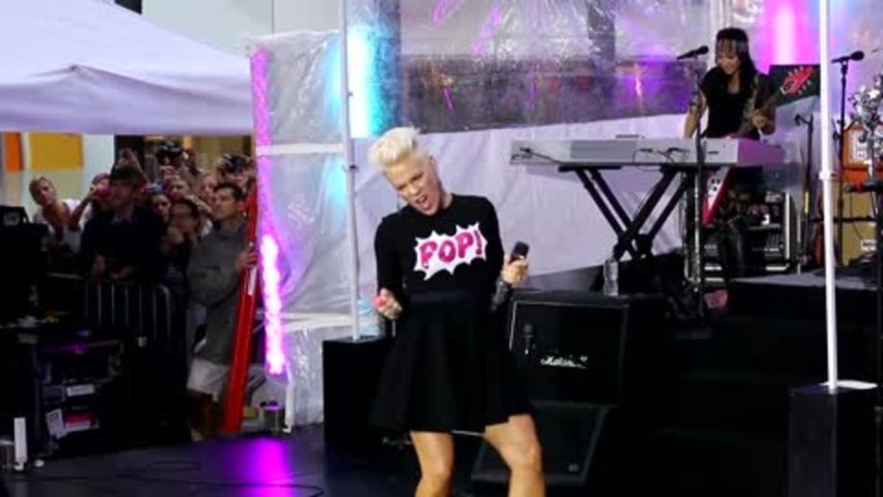 Pink steht ihre Frau