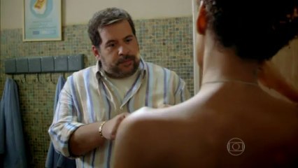 De cair a arcada! Sérgio vê Sheila nua no banheiro do consultório O DENTISTA MASCARADO