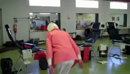 Une mamie de 90 ans fait un double backflip