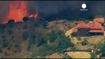 Miles de viviendas amenazadas por el fuego en California