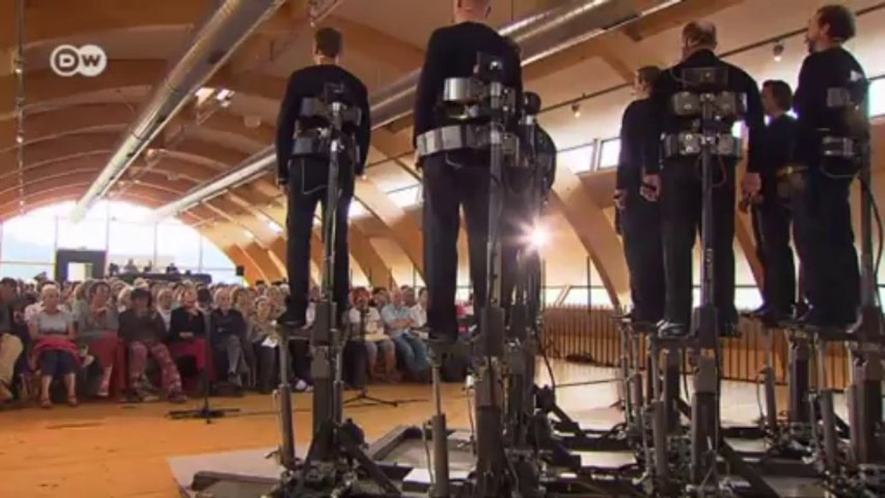 Der Pendel-Chor der Künstler von 'Cod-Act' | Euromaxx