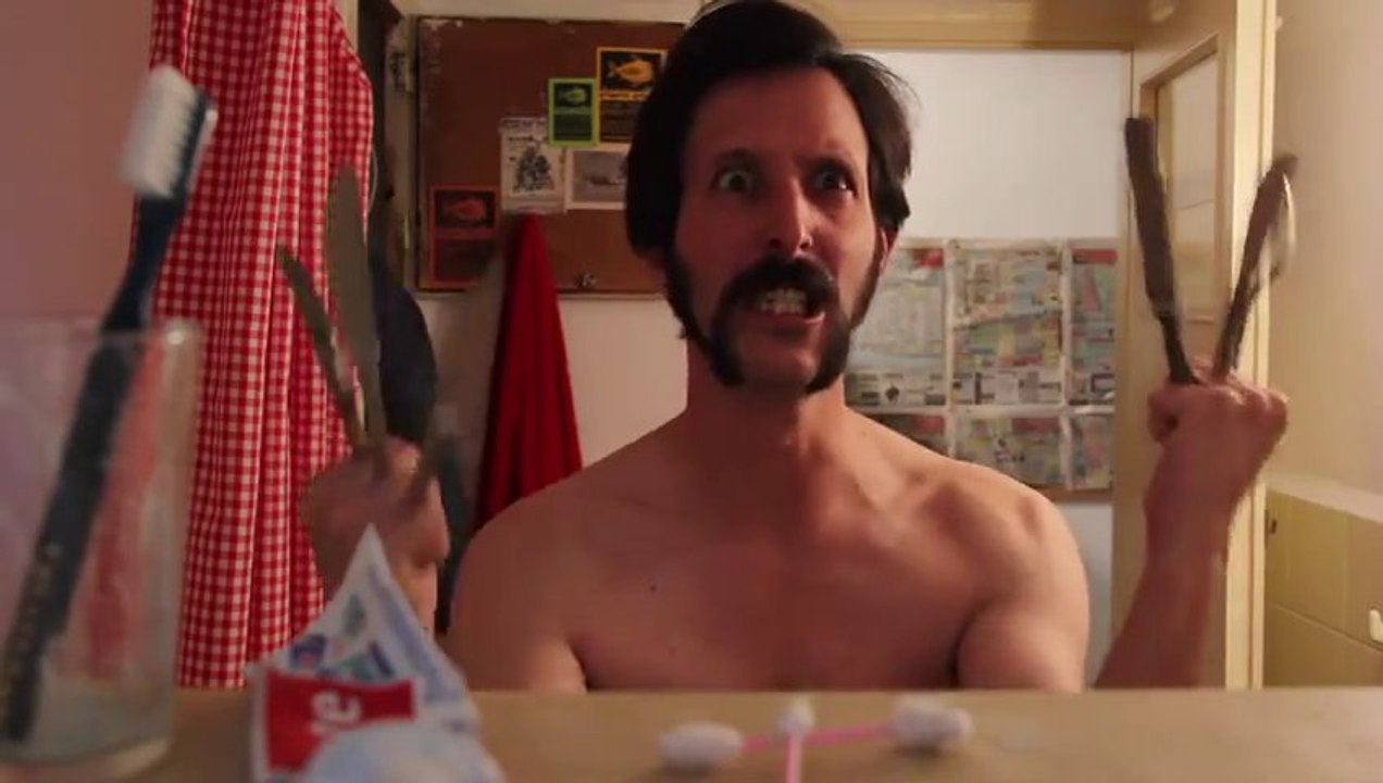 Comment se faire prendre pour Hitler en se rasant... Excellente auto-dérision!!