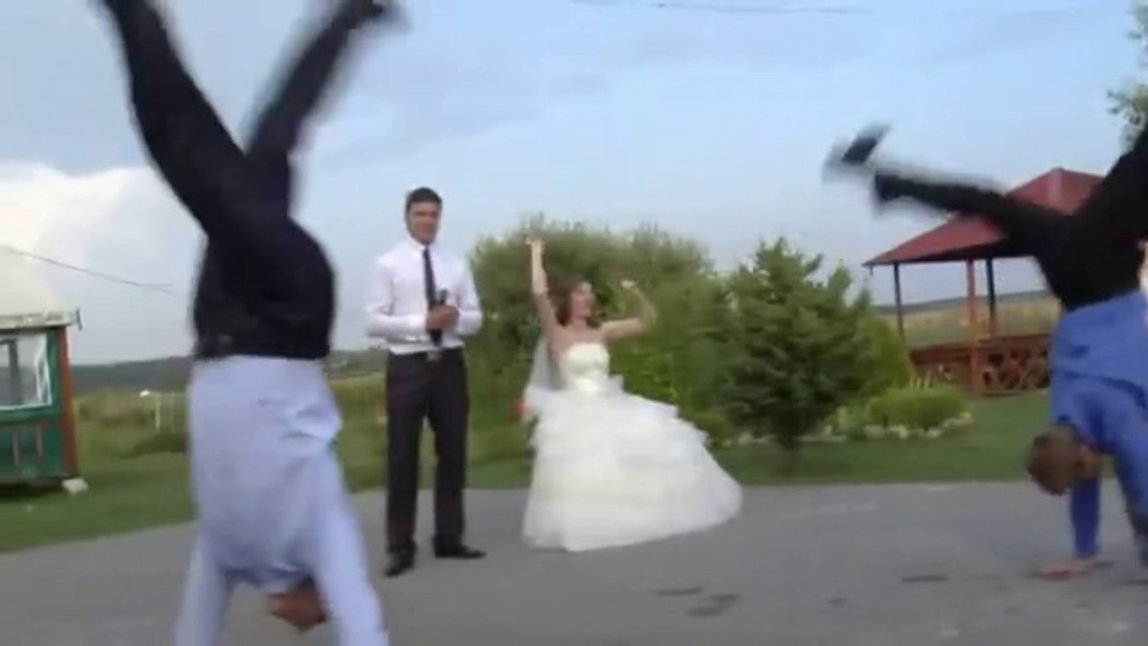 Battle de breakdance pendant un mariage russe! Des fous ces Russe!!!