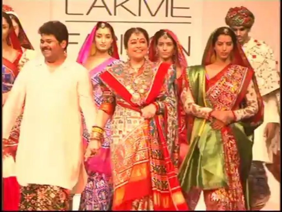 Raw:Kiran kher walks on ramp for designer gaurang at lfw day 4