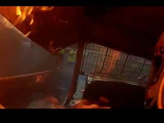 Un buggy part en feu lors d'une course avec le pilote à l'intérieur!!!
