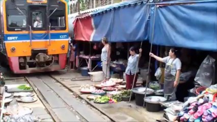 Maeklong market,il mercato attraversato dal treno
