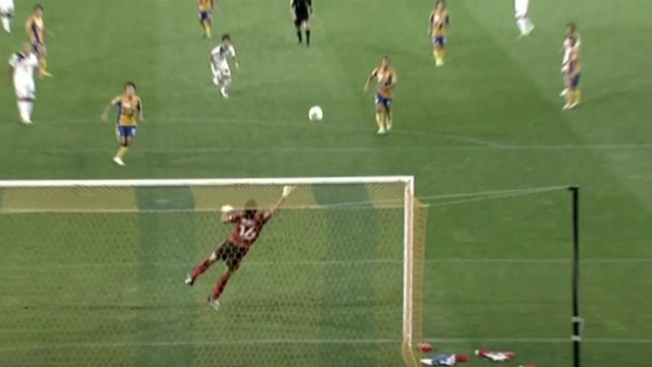 Une lourde frappe de 35 mètres sous la barre !