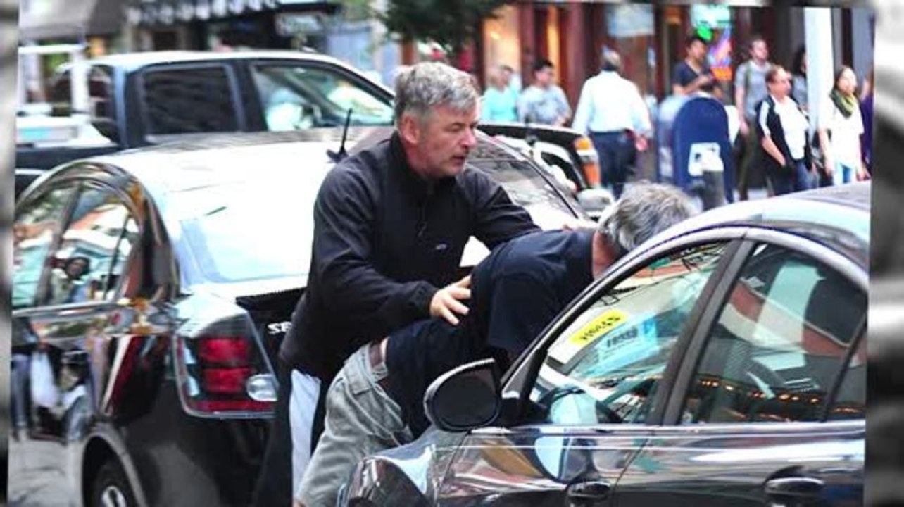 Alec baldwin greift paparazzi an