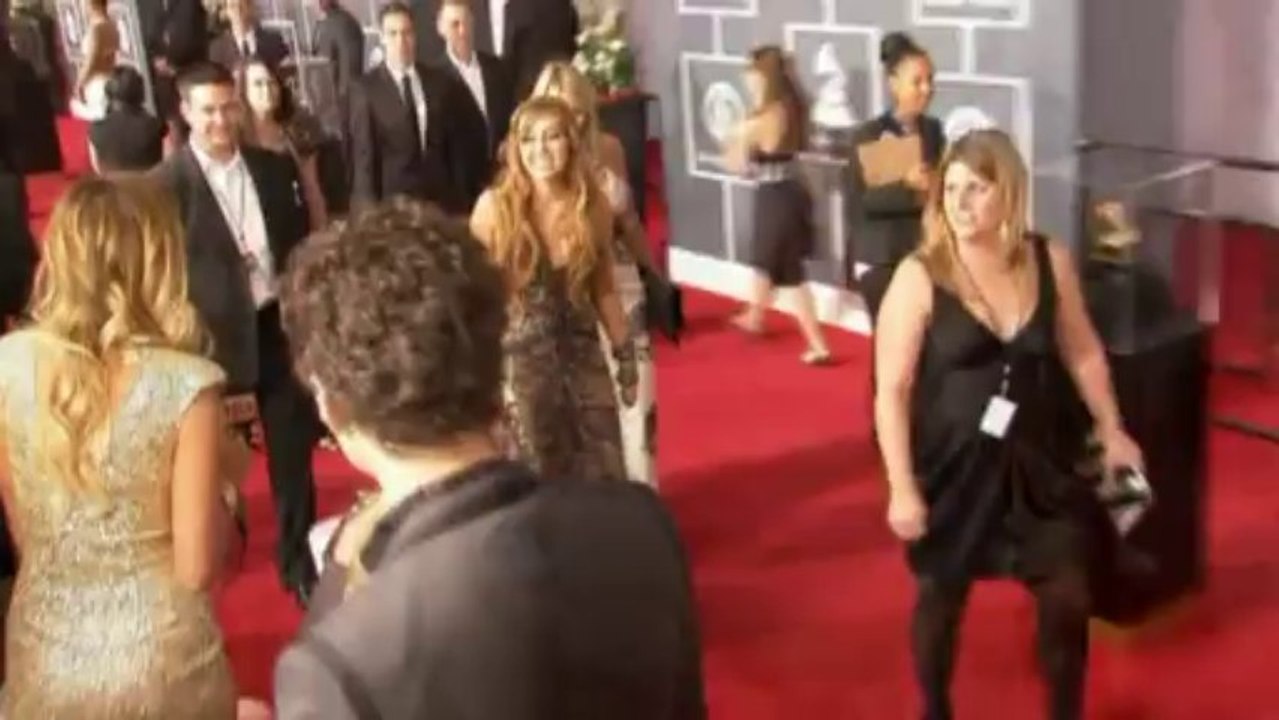 Kelly Osbourne tells pal Miley Cyrus to put her tongue away