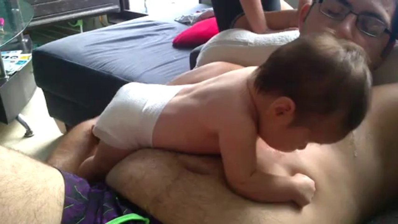 Téaly qui fait le verre de terre sur papa