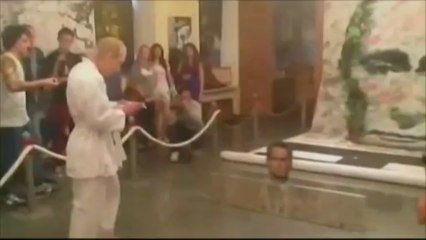 Russie : une peinture de Poutine et Medvedev en tenues légères et le musée ferme